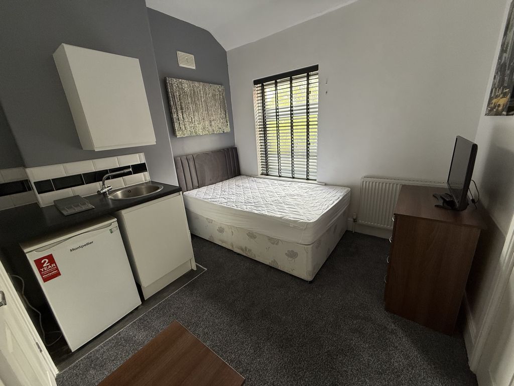 Thumbnail **Furnished Double room with ensuite, WIFI, Professionals only**  VIEWING IS RECOMMENDED